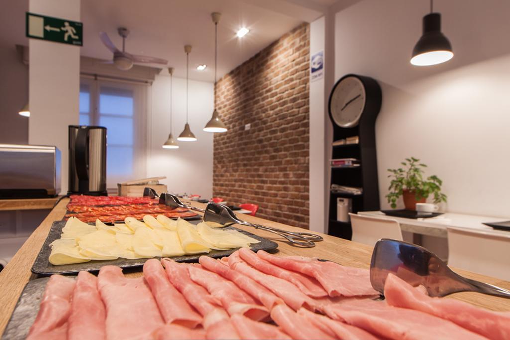 Woohoo Hostal Madrid Bagian luar foto